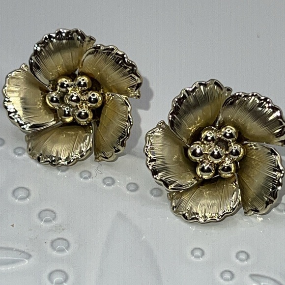 Vintage Gold Screw Back Floral Earrings. - Picture 4 of 6